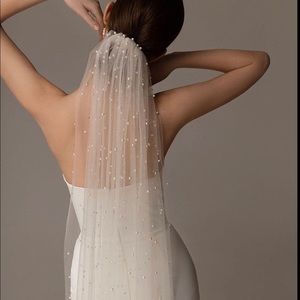 Pearl bridal veil. Knee length. Brand new. Light Ivory.